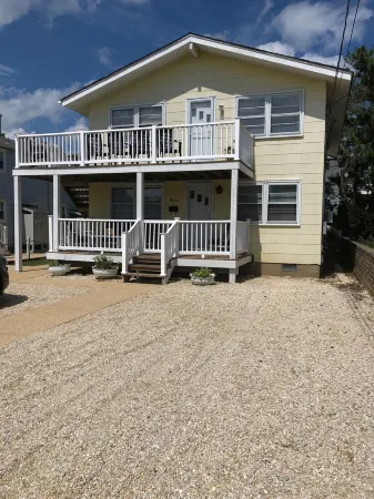 Cozy Family Rental Just 4 Houses from Beachfront Fun! Отели рядом с достопримечательностью «Бичфронт»