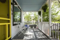 Stylish mountain cottage walkable to downtown with private backyard.