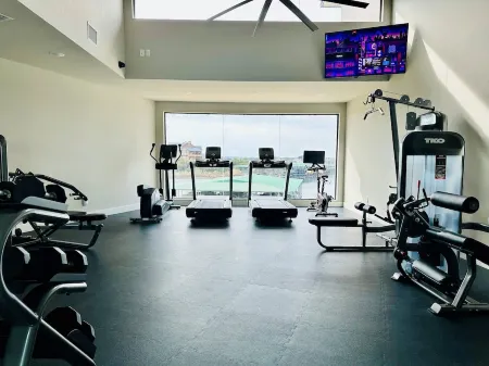 New! First Floor Pool Side PK Lake Luxury Condo - Hot Tub, FirePit, Gym, Laundry