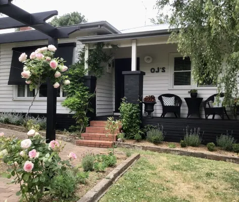 OJ's - Luxury Retreat Minutes from Shopping and Restaurants