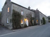 5 Star Cottage on The Green with Log Burner (Dog Friendly) Hotels near Gaping Gill