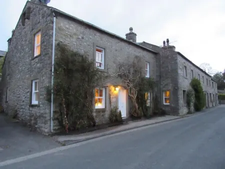 5 Star Cottage on The Green with Log Burner (Dog Friendly)