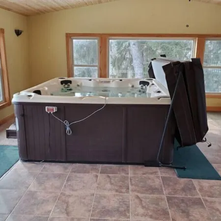 Larsen Farm Secluded Farmhouse with Hotub
