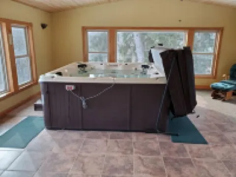 Larsen Farm Secluded Farmhouse with Hotub