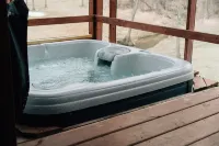 Secluded Rustic + Modern Log Cabin with hot tub by Stream,  luxury getaway Hotel a Freeman