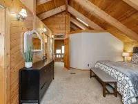 Family Fun Log Cabin - Game Room, Slide & Hot Tub! Upper Goldwater Lake parking附近的飯店