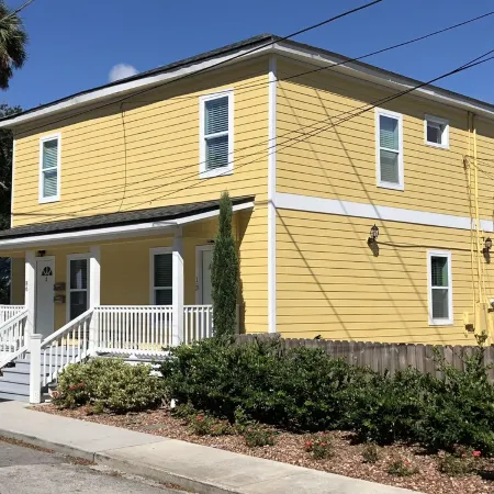F2, Downtown St. Augustine, POOL, beaches, spacious, free onsite parking!