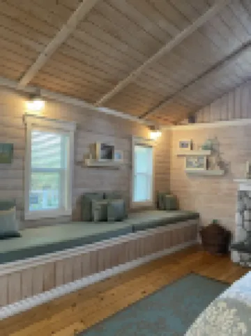 Nantucket Style Guest Cottage perfectly located near Juanita Beach in Kirkland! Hotels in Kirkland