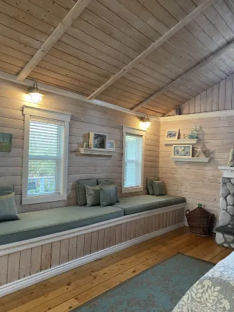 Nantucket Style Guest Cottage perfectly located near Juanita Beach in Kirkland! Отели в г. Киркланд