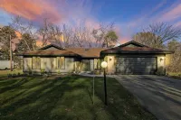 Newly Remodeled - Large Cedar CabinClose to Lake and Sking