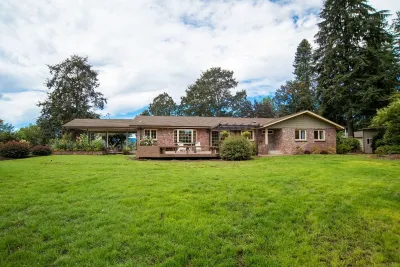 Newly Renovated! Peaceful Country Farmhouse with Hot Tub and Pool Hôtels à proximité de : Hawks View Winery