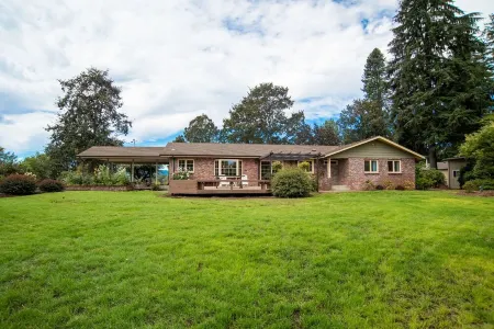 Newly Renovated! Peaceful Country Farmhouse with Hot Tub and Pool Отели рядом с достопримечательностью «Хокс Вью Уинери»