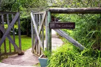 The Cottage@TommghanRest Water Views of the Tomaga Отели рядом с достопримечательностью «Парк Мого Уайлдлайф»