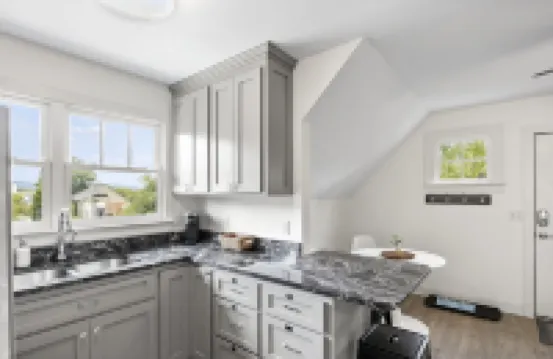 Cozy Downtown Loft for Two + Pets, Walk to Main St