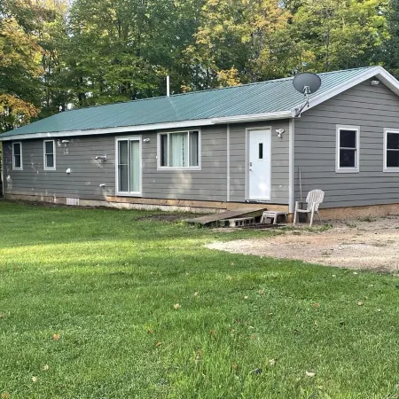 UP Riverfront Cabin with rustic charm & modern amenities. Great for families!
