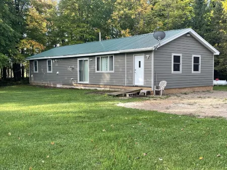 UP Riverfront Cabin with rustic charm & modern amenities. Great for families!