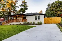 The Cola White House: Sleeps 16 + 4 BDRM w/ Smart TV's + Theater + 7 mins to DT