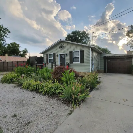 Cottage @ Buckeye Lake w/ Huge Private Fenced Yard