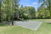 Excellent Roswell Location! Quiet Basement Apartment in Private Setting!
