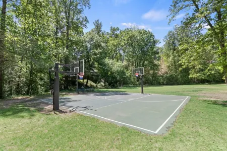 Excellent Roswell Location! Quiet Basement Apartment in Private Setting! Отели в г. Розуэлл