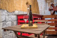 [DOWNTOWN MODENA WITH PARKING AND SMALL GARDEN] AT THE MULEIN