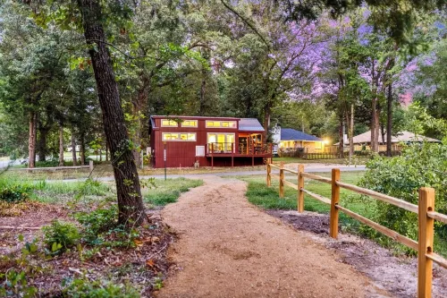 Luxury Tiny Home with private sand beach lake access and Hot Tub - 4-Star
