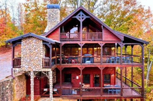 Summit-Level Luxury: Views, Hot Tub, Games and 15 minutes to town!