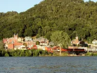 Bluffside cottage with gorgeous river views