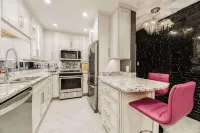 Paradiso - Divine Condo, Perfect Location Walkable to Everything Downtown