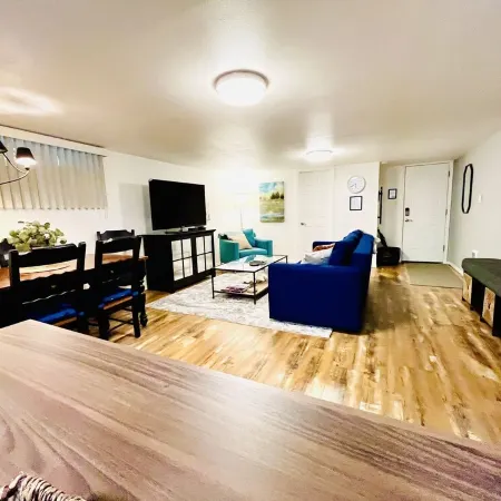 Large Modern 2 Bedroom near Ocean, Airport, and Seattle with private garage