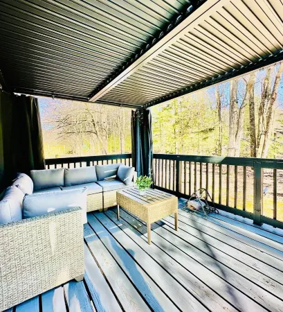 Escape to our Pocono Summit retreat near lakes, ski slopes, and hiking trails Отели рядом с достопримечательностью «Community Church»