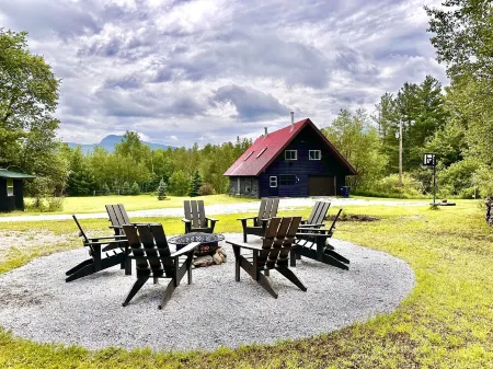 Stay near Jay Peak at your own private cabin with 18 brookside acres! Отели в г. Монтгомери