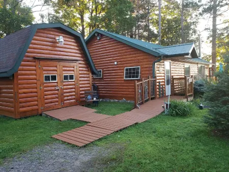 Blissful cozy, year round, lakeside cabin on Butternut Lake.  Dogs welcome. Отели в г. Чиппева