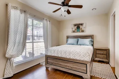 Katy Trail Cosy and Elegant