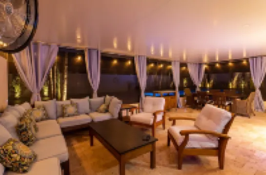 Private Luxury Pool & Spa Retreat – Great Location