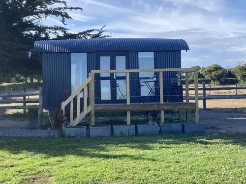 Luxury Shepherd's Hut near the beach