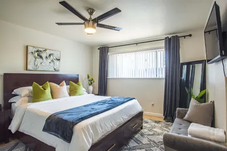 Lovely 2-Bedroom Rental Unit With Indoor Fireplace Отели рядом со станцией Fresno Station