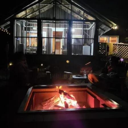 Relaxing rustic cabin on the lake 25 feet from the shore.