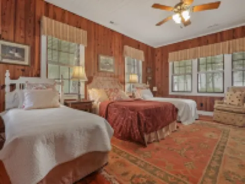 Stunning Lake Moultrie Estate on Deep Water โรงแรมในBerkeley County