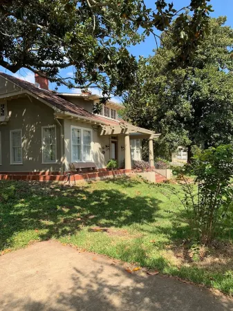 Historical Natchitoches Home, close to downtown and Cane River. Отели рядом с достопримечательностью «Парк Хайленд Парк»