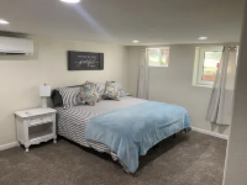 Whitetail cottage! 🦌 Spacious home with game room. Near OIT and SkyLakes. Hotels in Altamont