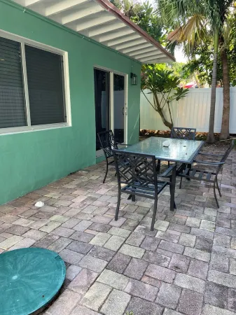 Beach House East of A1A- 3 Bedroom 3 Houses from Beach Отели рядом с достопримечательностью «Залив Бойнтон Бич»