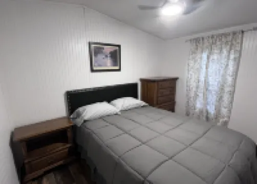 TWIN PINES Toledo Bend Camp with plenty of boat parking in quiet neighborhood