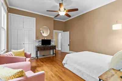 Lovely Historic 2 bedroom steps to Riverwalk -Fully stocked! Hotels near SandiCastles