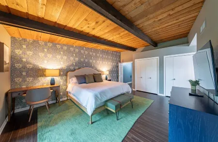 Hot Tub~Gameroom~Theater~Gym~Lake Views Отели рядом с достопримечательностью «Swanson Park»