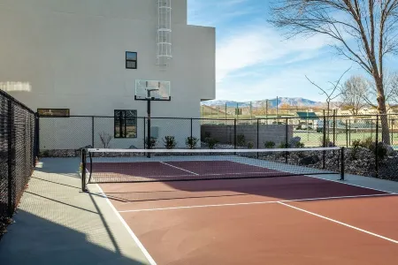 Spacious and Affordable Townhome, 5 BD/4.5 BA at The Vue in St. George