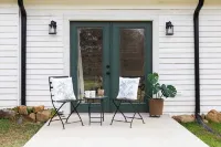 Historic Train House: Spa shower, gas fireplace, disc golf