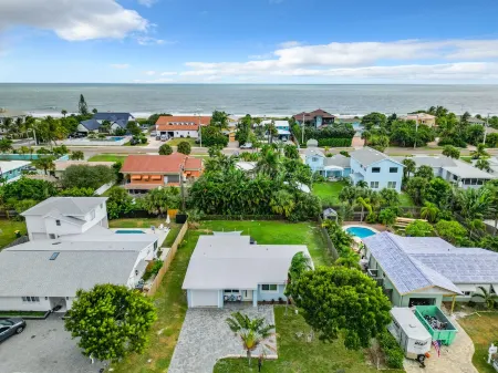 Cozy & Stylish Beach House just 3 minute Walk to the Beach • Spa • KingBed!