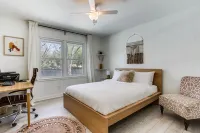 Cowtown Oasis w/ Gated Pool, Huge Backyard, BBQ! - Private Pools