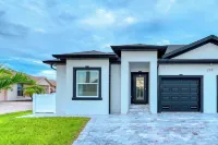 Honeycomb Haven: 3 Bedroom, 6 Guests, Waterfront Dock, Kayaks, Ocean